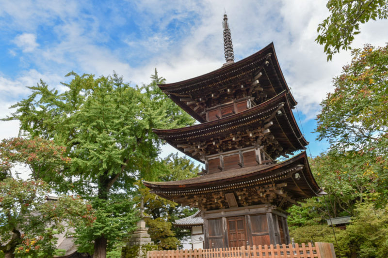 前山寺｜未完成の完成の塔と呼ばれる珍しい三重塔があるお寺 - 上田旅