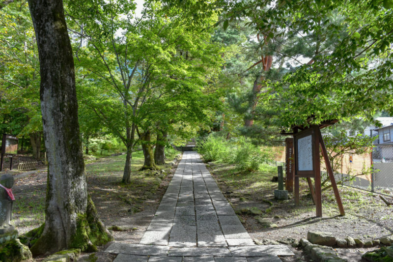 前山寺｜未完成の完成の塔と呼ばれる珍しい三重塔があるお寺 - 上田旅