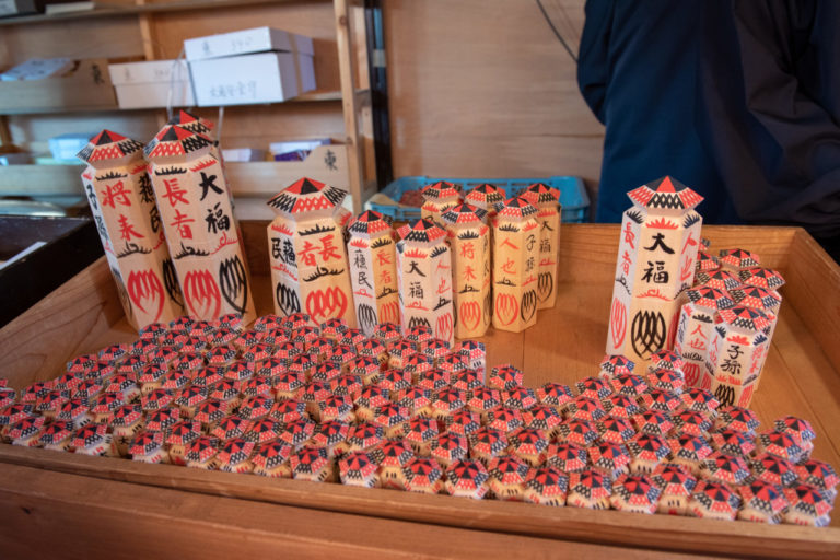 蘇民将来　信濃国分寺八日堂（長野県上田市）工芸品　１９９９年　　平成11年製 蘇民将来（H 108 mm）/八日堂 | 民藝朋友